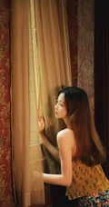郁金香女孩，怀抱郁金香花束的美丽少女印花衫长裙唯美室内艺术写真