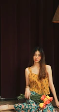 郁金香女孩，怀抱郁金香花束的美丽少女印花衫长裙唯美室内艺术写真