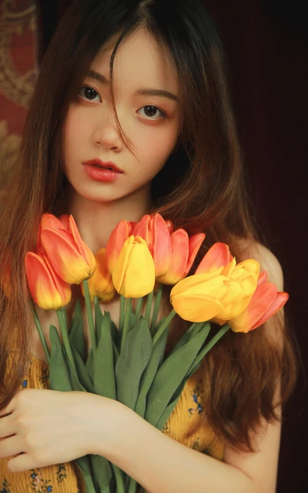 郁金香女孩，怀抱郁金香花束的美丽少女印花衫长裙唯美室内艺术写真