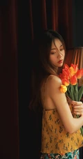 郁金香女孩，怀抱郁金香花束的美丽少女印花衫长裙唯美室内艺术写真