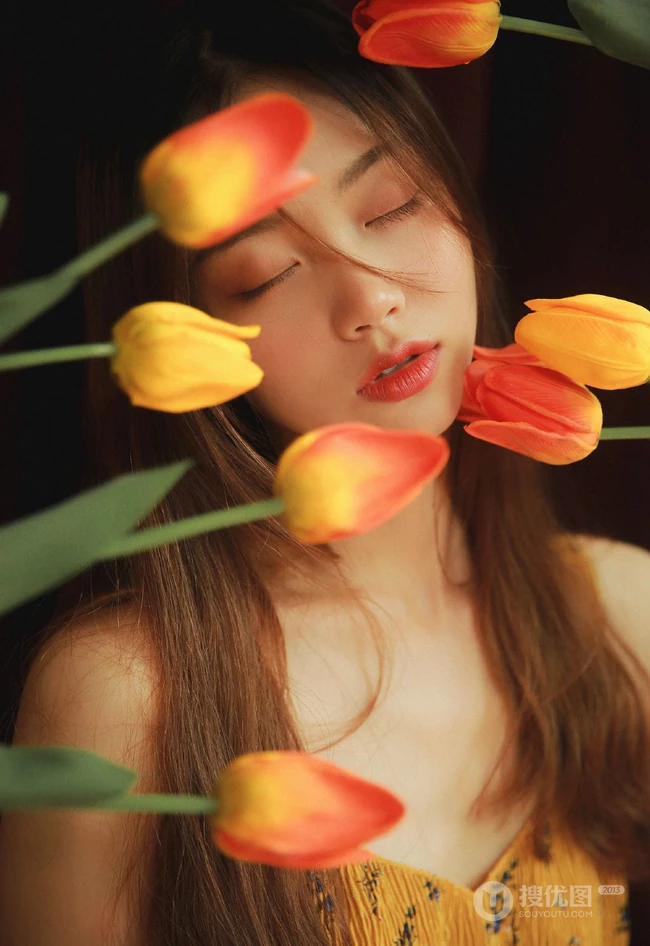 郁金香女孩，怀抱郁金香花束的美丽少女印花衫长裙唯美室内艺术写真