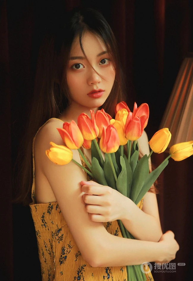 郁金香女孩，怀抱郁金香花束的美丽少女印花衫长裙唯美室内艺术写真