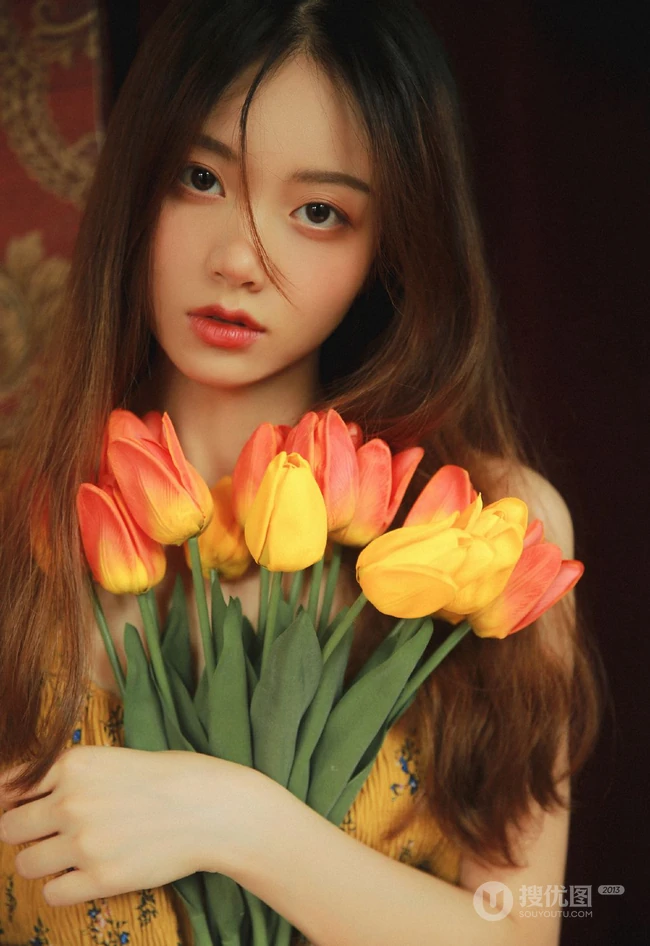 郁金香女孩，怀抱郁金香花束的美丽少女印花衫长裙唯美室内艺术写真