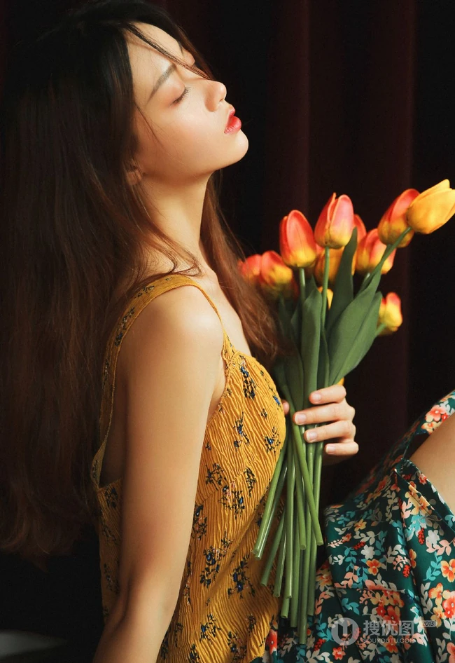 郁金香女孩，怀抱郁金香花束的美丽少女印花衫长裙唯美室内艺术写真