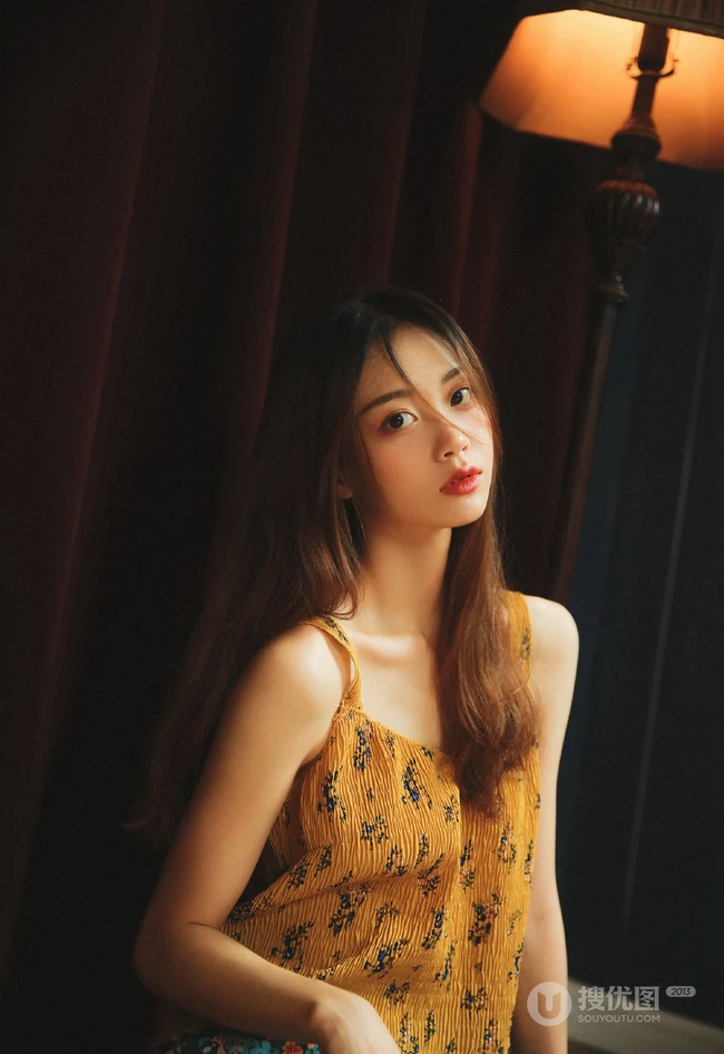 郁金香女孩，怀抱郁金香花束的美丽少女印花衫长裙唯美室内艺术写真