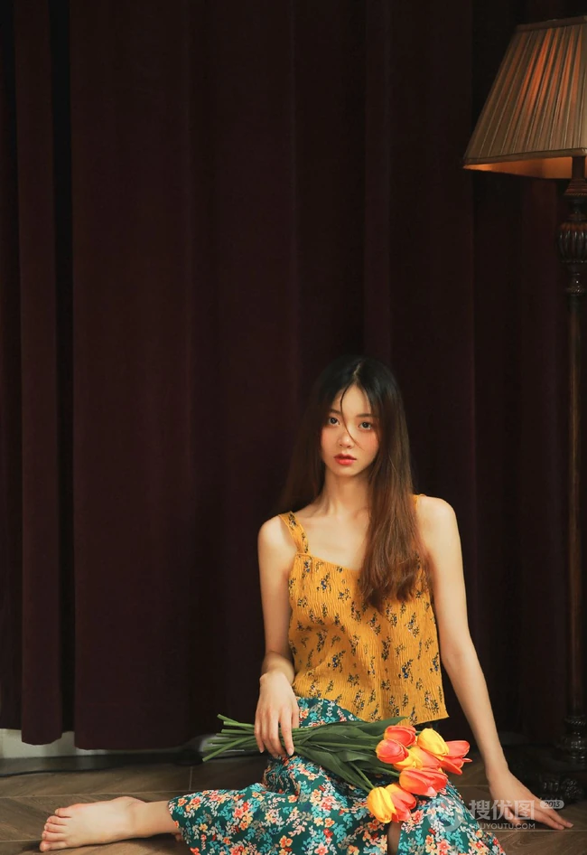 郁金香女孩，怀抱郁金香花束的美丽少女印花衫长裙唯美室内艺术写真