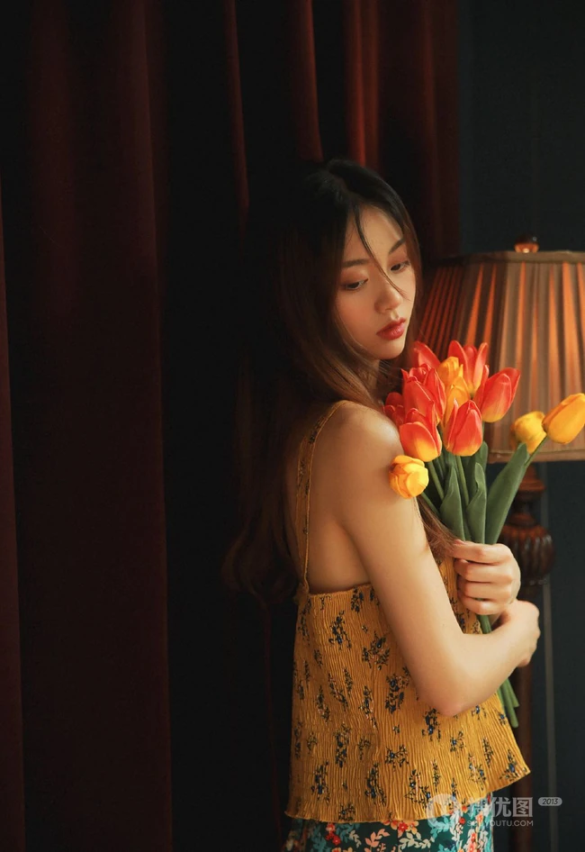 郁金香女孩，怀抱郁金香花束的美丽少女印花衫长裙唯美室内艺术写真