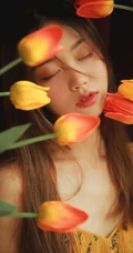郁金香女孩，怀抱郁金香花束的美丽少女印花衫长裙唯美室内艺术写真