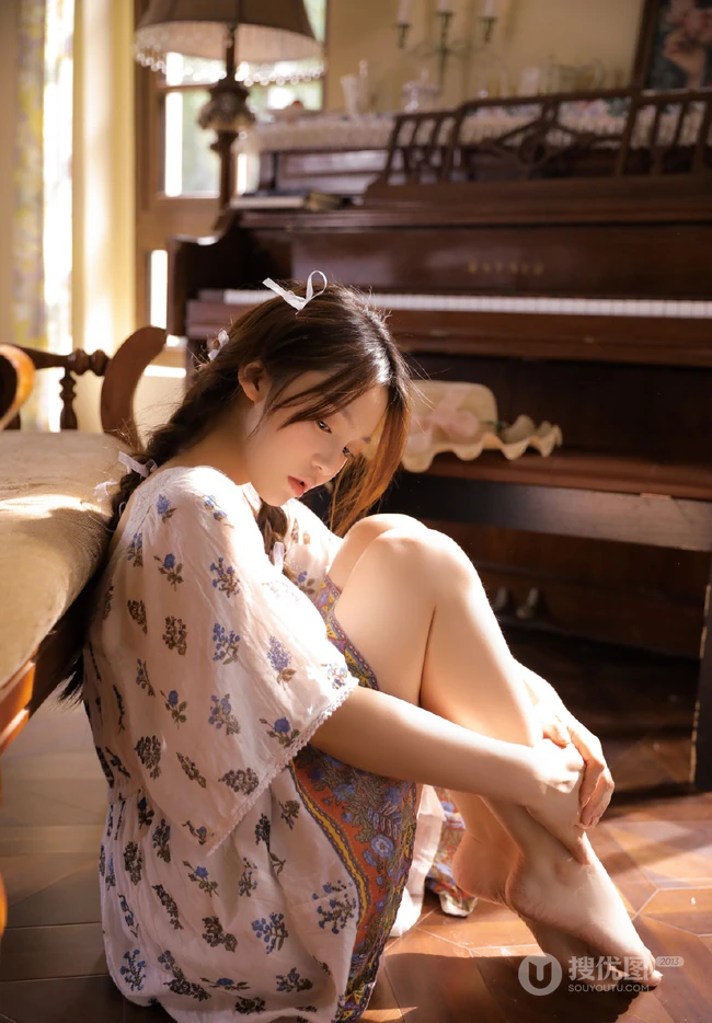 长相超甜，大眼睛，双麻花辫美背少女动人室内摄影艺术写真图集