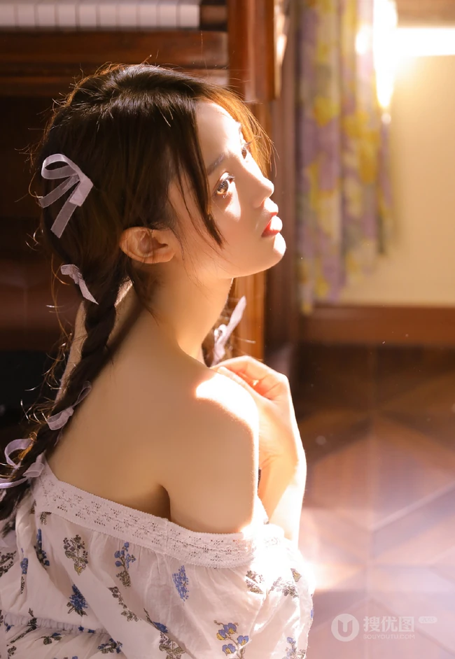 长相超甜，大眼睛，双麻花辫美背少女动人室内摄影艺术写真图集