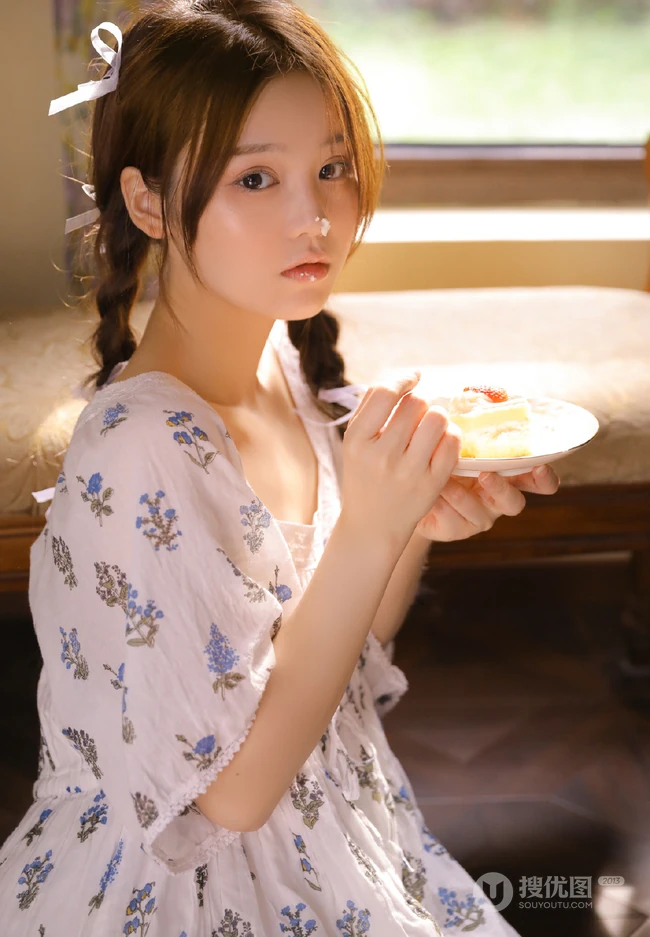 长相超甜，大眼睛，双麻花辫美背少女动人室内摄影艺术写真图集
