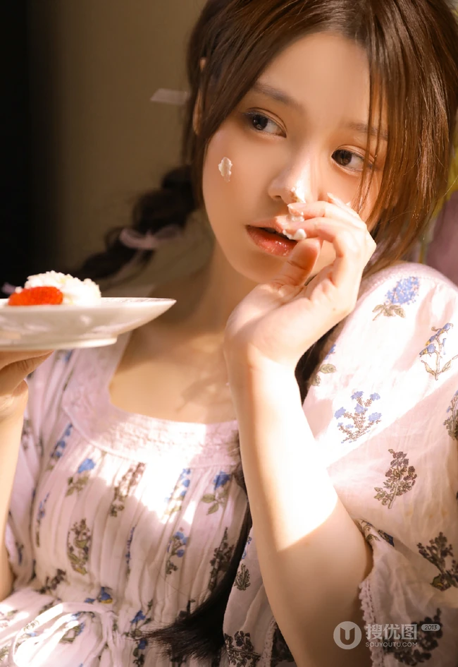 长相超甜，大眼睛，双麻花辫美背少女动人室内摄影艺术写真图集
