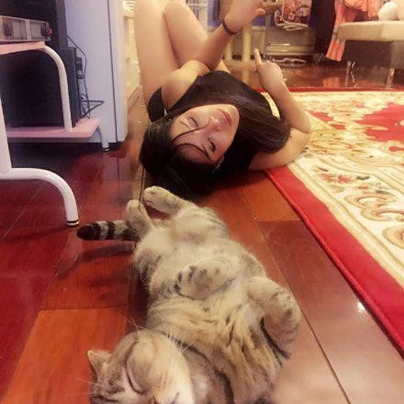 这一女，一猫躺在地上吸睛的姿势，简直是神同步啊！