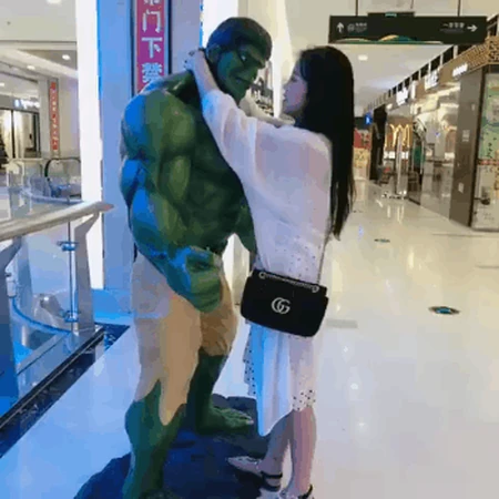 有本事冲我来！在商场和绿巨人模特又是亲嘴又是熊抱的妹子！