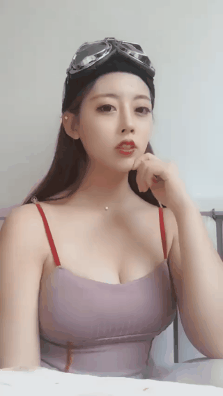 这匀称的身材，爱了，爱了，气质妹子自说自话gif自拍动态图