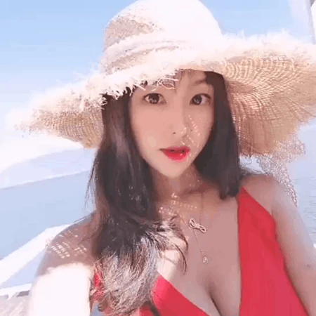 和我一起出海呗，戴草帽的超美气质低领装女生自拍动态图