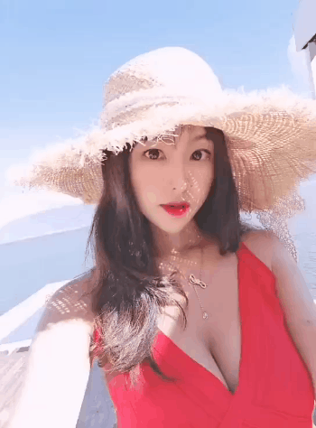 和我一起出海呗，戴草帽的超美气质低领装女生自拍动态图