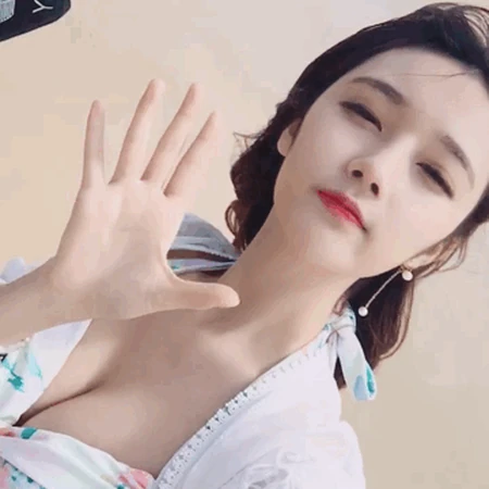 扭头嘟嘴的一瞬间，真的心动了，沙滩泳装女生可爱动人自拍动态图片