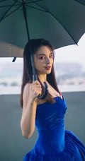 用可爱小玩偶遮胸？张雨绮超气质礼裙蓝裙着身，显丰胸身材写真美照