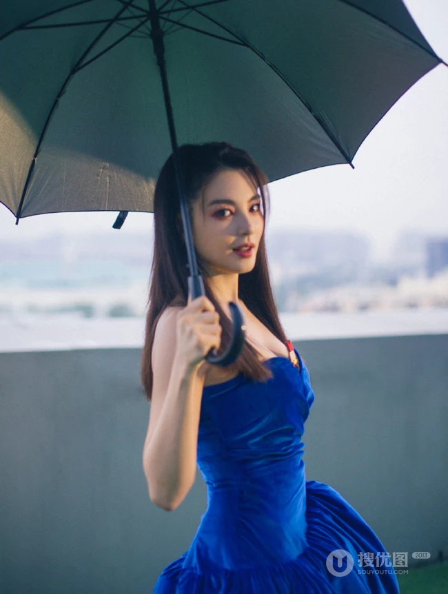 用可爱小玩偶遮胸？张雨绮超气质礼裙蓝裙着身，显丰胸身材写真美照