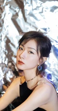 万茜气质露背装礼服黑裙活动写真照