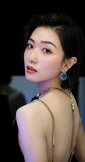 万茜气质露背装礼服黑裙活动写真照