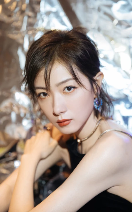 万茜气质露背装礼服黑裙活动写真照