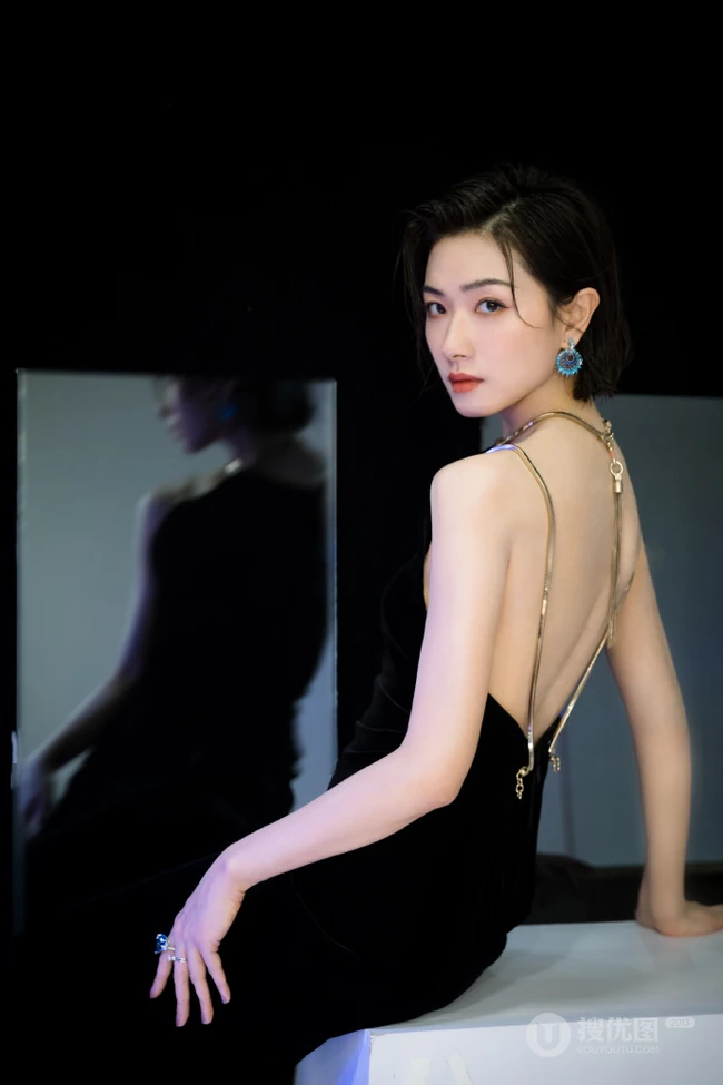 万茜气质露背装礼服黑裙活动写真照