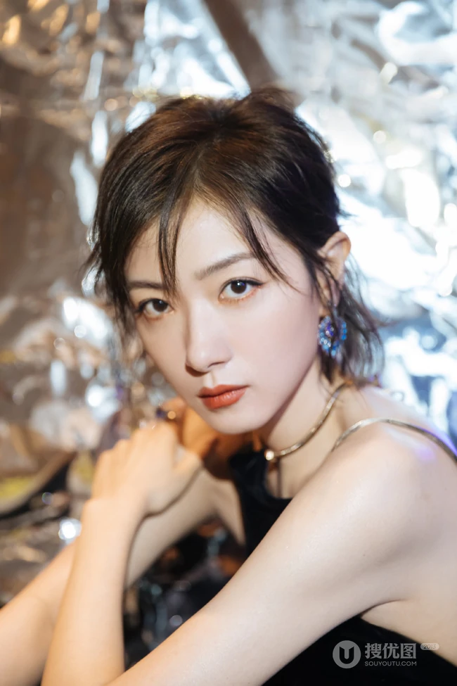万茜气质露背装礼服黑裙活动写真照