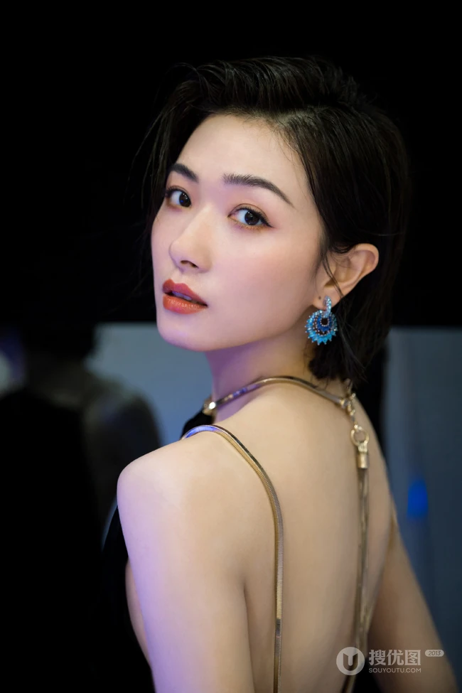 万茜气质露背装礼服黑裙活动写真照