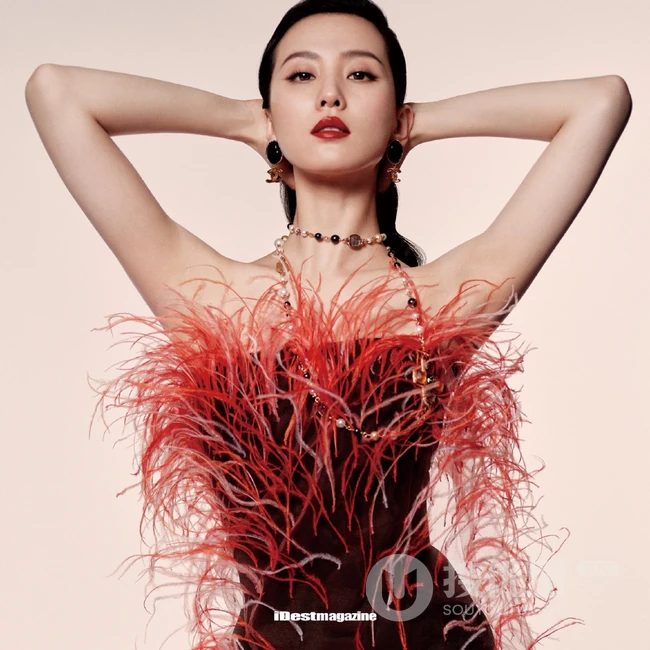刘诗诗气质动人复古风写真美照，化身红场丽人姿态柔美妩媚