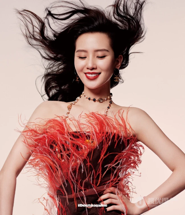 刘诗诗气质动人复古风写真美照，化身红场丽人姿态柔美妩媚