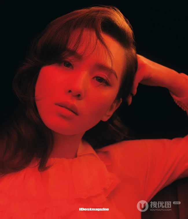 刘诗诗气质动人复古风写真美照，化身红场丽人姿态柔美妩媚