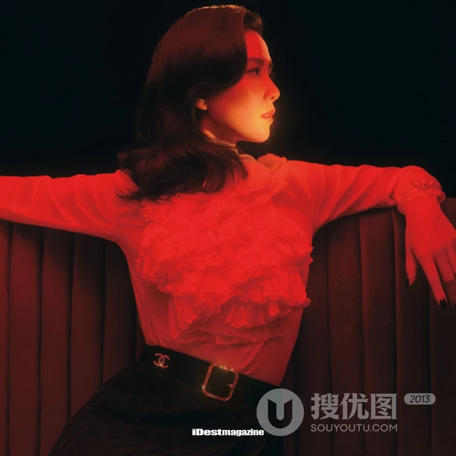 刘诗诗气质动人复古风写真美照，化身红场丽人姿态柔美妩媚