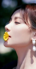 花样美丽，清新怡人，李一桐蓝衣连体裤逛湖边公园纯美写真照