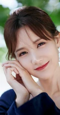 花样美丽，清新怡人，李一桐蓝衣连体裤逛湖边公园纯美写真照