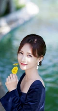 花样美丽，清新怡人，李一桐蓝衣连体裤逛湖边公园纯美写真照