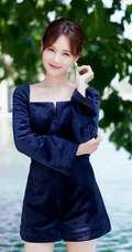 花样美丽，清新怡人，李一桐蓝衣连体裤逛湖边公园纯美写真照