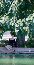 花样美丽，清新怡人，李一桐蓝衣连体裤逛湖边公园纯美写真照