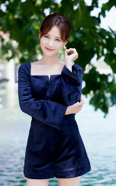 花样美丽，清新怡人，李一桐蓝衣连体裤逛湖边公园纯美写真照