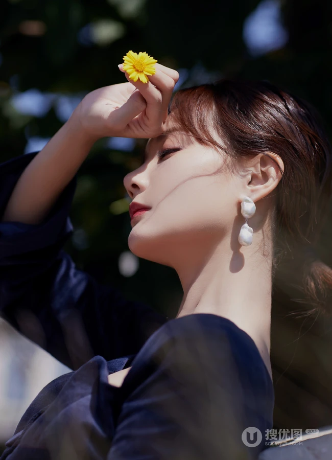 花样美丽，清新怡人，李一桐蓝衣连体裤逛湖边公园纯美写真照