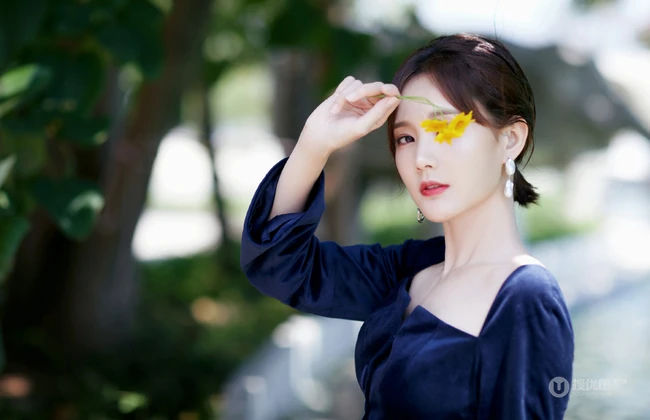 花样美丽，清新怡人，李一桐蓝衣连体裤逛湖边公园纯美写真照