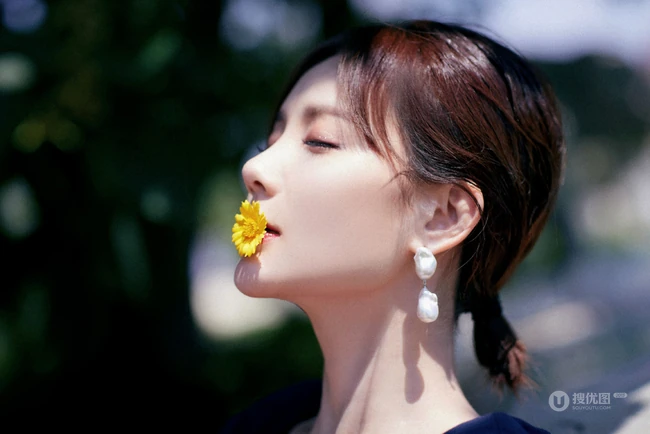 花样美丽，清新怡人，李一桐蓝衣连体裤逛湖边公园纯美写真照