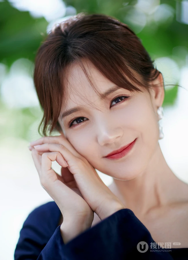 花样美丽，清新怡人，李一桐蓝衣连体裤逛湖边公园纯美写真照