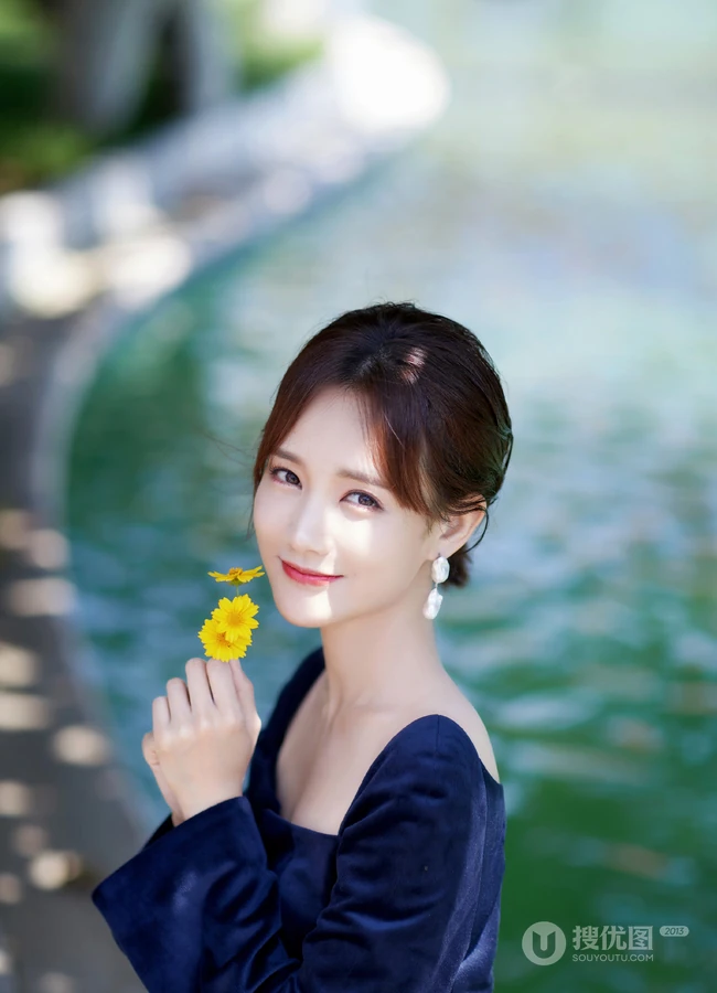 花样美丽，清新怡人，李一桐蓝衣连体裤逛湖边公园纯美写真照