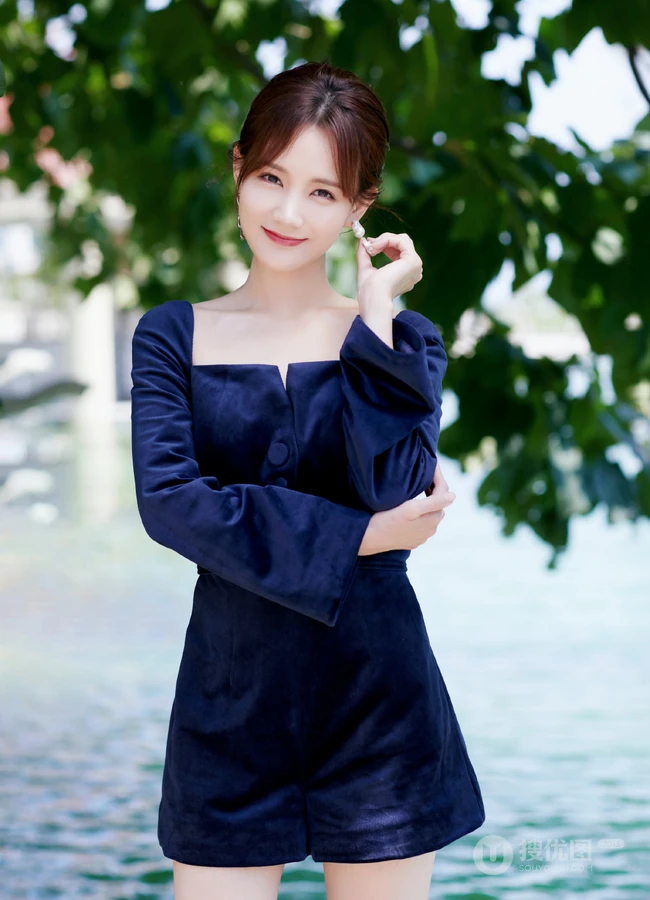 花样美丽，清新怡人，李一桐蓝衣连体裤逛湖边公园纯美写真照