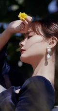 花样美丽，清新怡人，李一桐蓝衣连体裤逛湖边公园纯美写真照