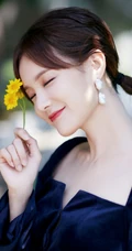 花样美丽，清新怡人，李一桐蓝衣连体裤逛湖边公园纯美写真照