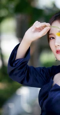 花样美丽，清新怡人，李一桐蓝衣连体裤逛湖边公园纯美写真照