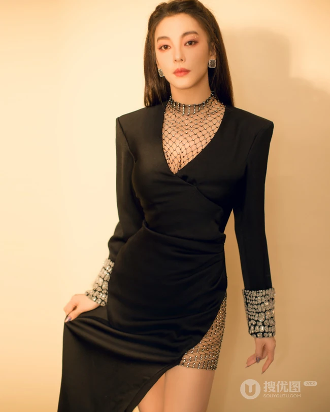 张雨绮气质柔美黑色带网格连衣裙写真，一展匀称身形，修长线条感